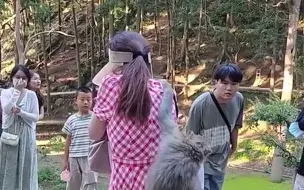 贵州一猴子欺负游客 骑在女子身上翻包 网友：一看就是“惯犯”