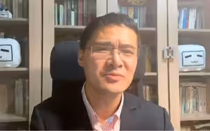 他突然变得很厉害，他学会了钝感力、屏蔽力、他开始与自己和解，开始把破碎的自己拼起来，把自己从自卑社恐精神内耗的深渊里拉出来，他不在被爱情所束缚，他要为自己活一次