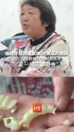 临时牙冠张嘴就掉 咬黄瓜片能碎，3.2万元做种植牙大妈很愤怒：“就一句话，退费”