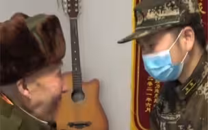 武警官兵看望94岁抗美援朝老战士，回忆亲眼见证黄继光堵枪眼的壮举时，老人红了眼眶...向老兵致敬❤️