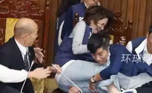 台立法机构再爆冲突！绿营“立委”冲上台“抱摔”国民党女“立委”，韩国瑜被吓坏