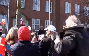 美代表访问格陵兰岛“挨户敲门”被拒 丹麦民众聚集使馆前抗议美国