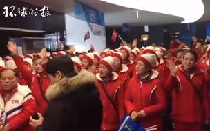 朝鲜啦啦队员与韩国观众合唱歌曲 有的队员感动落泪