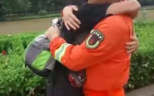 破防了！17岁甘肃少年遇雨滞留郑州5天，抱着消防员痛哭