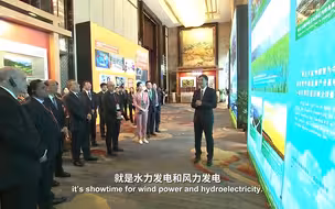 省委书记当起讲解员，为外宾介绍大美青海