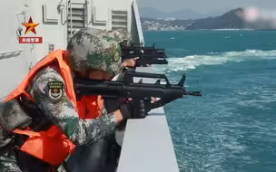 驻港部队陆海空三军出动联合巡逻