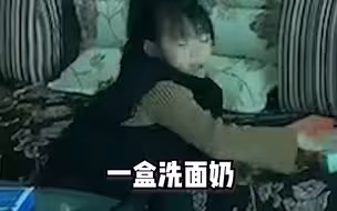 小女孩在家模仿直播带货，经典话术拿捏到位，一套接一套。