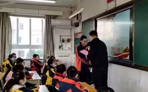 扬州一对母女遭醉汉骚扰初中生挺身而出 ，挡在醉汉和母女之间，身上多处被打伤。民警：张家辉好样的！