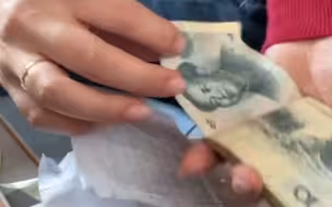 姐姐出嫁前翻出弟弟多年前给自己攒的零花钱，弟弟：都是自己一分一分节省出来的
