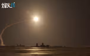 宛若流星划破夜空！解放军新型地空导弹夜间发射精准命中“敌机”