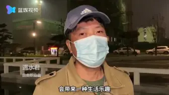 行走的画家！小伙随身用纸笔作画记录生活