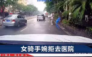 福建一女外卖员雨中摔倒，好心人：她沉默着不说话，眼圈里都是泪