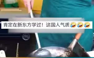 外国小哥英国街头中式炒粉。网友：学到了精髓 哪都看就是不看锅