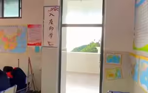 云南红河，中学教室外风景宛如仙境，网友：请让我去楼道里刷题！