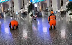 衢州火车站保洁弄脏乘客衣服下跪道歉？涉事公司回应：双方已和解