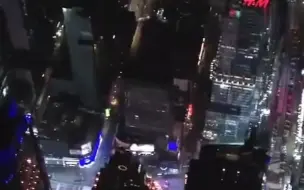纽约时代广场100多年来最冷清跨年夜：现场空旷寂静 只剩警察巡逻