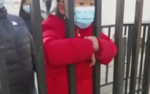 女儿走亲戚被封控在大姨家，爸妈故作思念隔门送物资，心里乐坏了