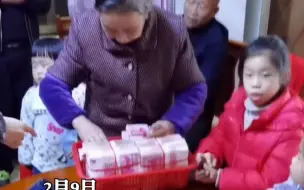 霸气外婆用筐装80万给家人发红包 ，看度君只想说，外婆你还缺孙儿孙女吗？