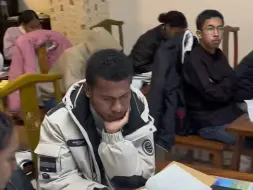 像极了！中文听力考试现场，外国人抱臂四顾、托腮皱眉