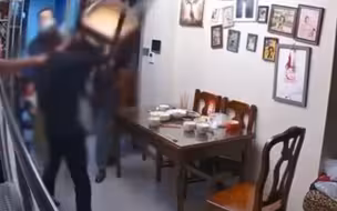 南京警方通报家长上门掌掴男童：某医院聘用人员，已被刑拘