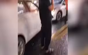 惊险车祸现场！数十支钢管贯穿小车，司机奇迹躲过一劫！