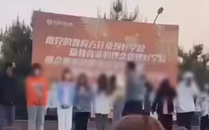 只因做操迟到多名学生站成一排被老师当众扇耳光 校方最新回应!