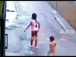 印尼3岁半男童淋雨玩耍下一秒突然消失，掉入排水沟后被冲走