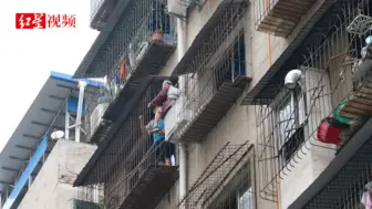 88岁老人翻出窗户被困6楼空调外机，其子称老人当时“想上厕所