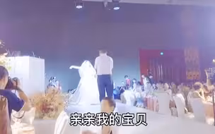 婚礼上爸爸为女儿唱起《亲亲我的宝贝》 哽咽说出一句话令人飙泪