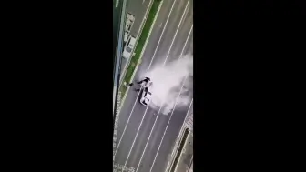你们拿灭火器的样子，真帅！