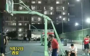 飒！80岁篮球专业奶奶每天自带哨子去球场当裁判，还教小伙们打球