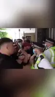 英国大批反疫苗示威者要闯进BBC大楼