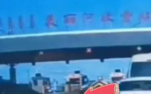 收费站口的“礼尚往来”,后车让一直等待的车辆并入车流,前车为表示感谢替后车交了通行费