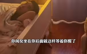 这个小棉袄太懂事！女儿看到爸爸在睡觉，坐在后面默默等待