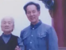 “一到冬天，再好的围巾我不用，只用母亲这条。我真的想念她。”