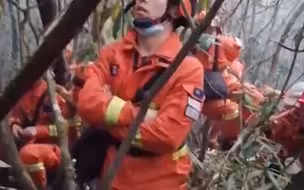凉山冕宁森林火灾已持续三天三夜，消防员站着睡着！唯有致敬！