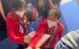 “社牛”全红婵与粉丝热情互动 冲粉丝敬礼、飞吻还自称“搞笑女”