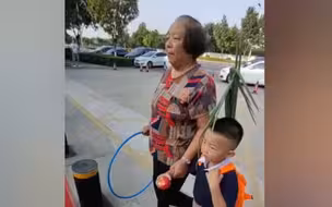 开学第一天！4岁萌娃背大葱上幼儿园寓意聪明伶俐 奶奶：甭带回去了 留幼儿园炒个菜