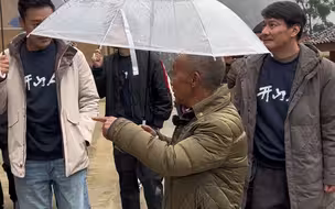 11月15日，巫山下庄村，在电影《开山人》村映礼现场，当“毛支书”遇到毛支书……