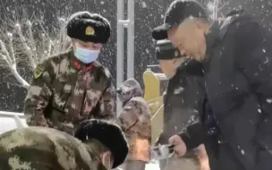 暖心！兵哥哥给清雪师傅送奶茶