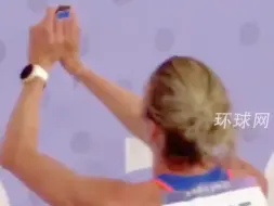 法式浪漫！法国女运动员赛后手捧戒指，单膝下跪向相恋9年男友求婚
