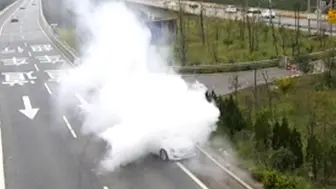 司机高速突发癫痫撞上护栏，民警2分钟生死营救！