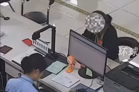 实习变实战，一警校实习生为女子办理身份证时发现竟是逃犯，与师父默契配合将其当场抓获