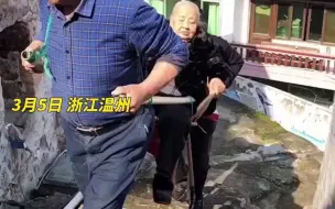 感动！70多岁哥俩抬起95岁母亲。网友：百善孝为先，爷爷们是好榜样！