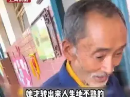 小小的身体努力扛起大行李，孙女转学到新学校，爷爷放心不下坚持送她，踮着脚在门后默默看了好久