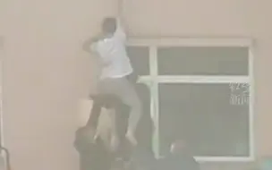 三楼起火两人被困，邻居们搭起人梯救人。