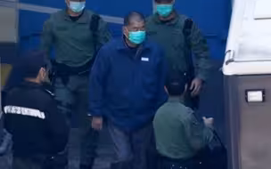 黎智英被单独囚禁16天后转往赤柱监狱 身穿囚衣戴手铐画面首曝光