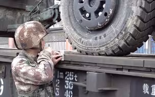 极限距离仅5厘米！兵哥哥把装甲车开上平板车