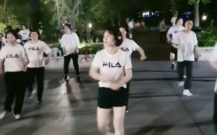 高考期间多地市民跳起无声广场舞 网友：看着挺怪但心里很暖
