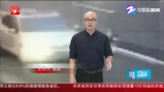 男子主路上边开车边遛狗  理由竟是“怕弄湿车”